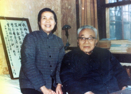 黄子卿和夫人夏静仁在北大燕南园家里