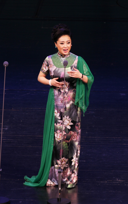 姜亦珊动情演唱
