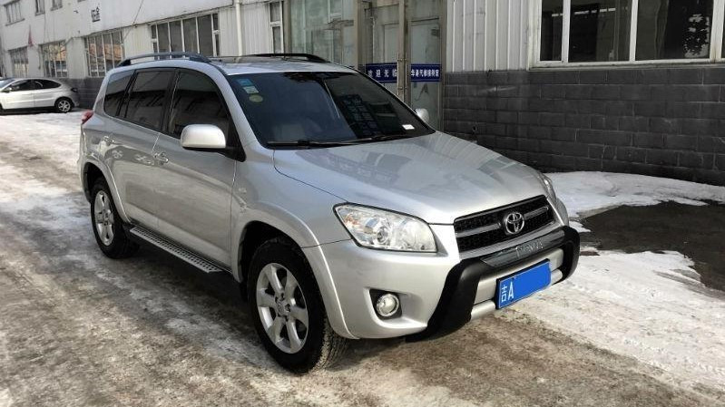 一台挂吉林牌照的2010款第四代RAV4