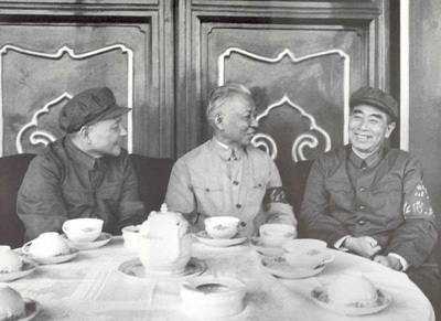 邓小平与刘少奇、周恩来在天安门城楼上（1966年）