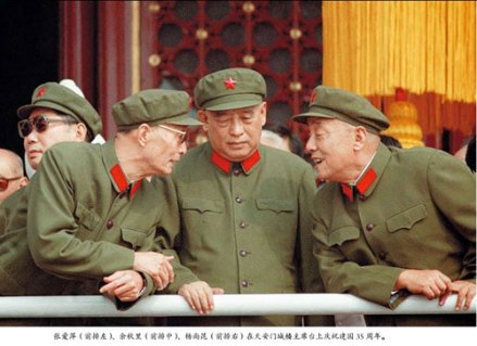 张爱萍(左)