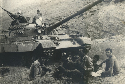 苏联士兵在坦克前