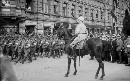 曼纳海姆在1918年国内战争结束后的胜利游行中