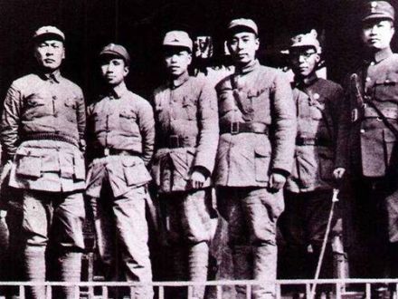 周恩来与新四军主要将领合影