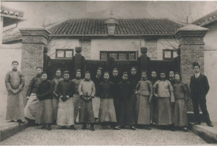 1911年1月摄于苏州中学校门口。后排左二 
