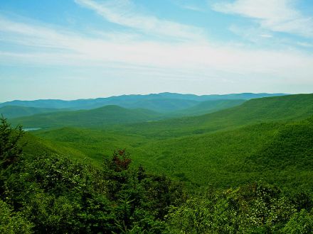 纽约州的卡兹奇山，最高处海拔为1,274 米