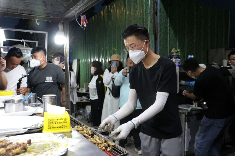 郭有才晚上仍在卖烧烤