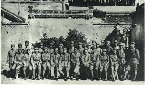 一排左二谭冠三