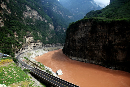 位于大渡河峡谷中的公路