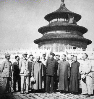 1949年9月19日,毛泽东与陈明仁(右六)等游览天坛