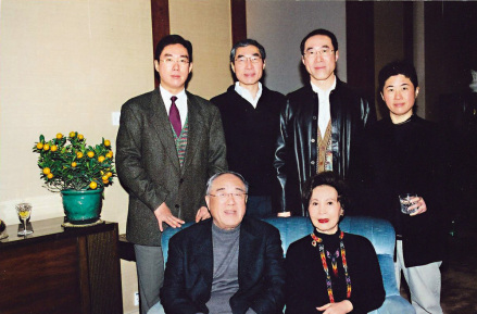 后左起：唐庆年、唐圣年、唐英年、唐英敏；前：唐翔千、唐尤淑圻