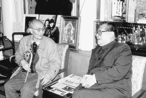江泽民同志与张爱萍同志亲切交谈