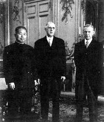 黄镇(左一)在法国与戴高乐总统(中)