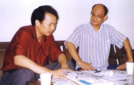 周海中（右）学术讨论