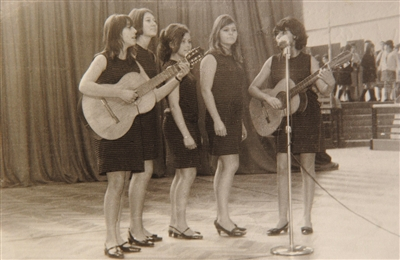 1969年，青春洋溢的巴切莱特（左一）和朋友一起参加演出