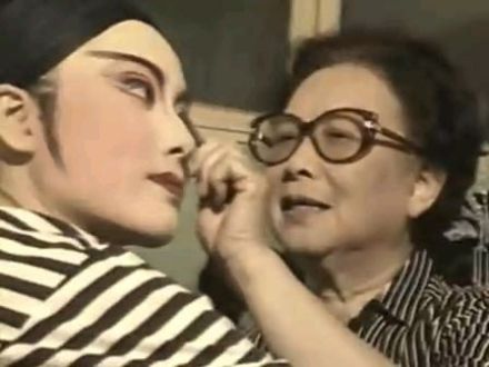 尹桂芳先生为王君安化妆