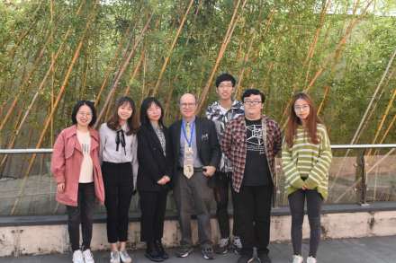 弗朗克·维尔切克与学生在一起
