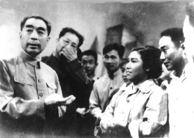 出身江苏的周恩来与淮剧艺人（1964年）