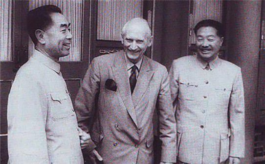 周恩来(左起)、蒙哥马利、贺龙