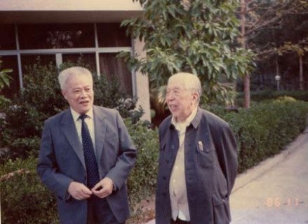 1986年11月许崇德与张友渔（右）在交谈 