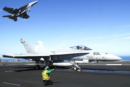 一架F/A-18准备弹射起飞