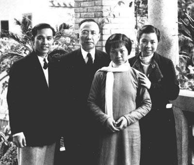 右二为于立群