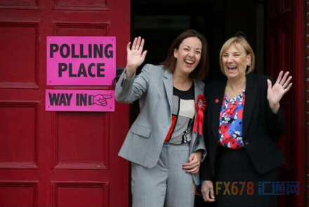 Arlene Forster和苏格兰工党领袖Kezia Dugdale在投票 