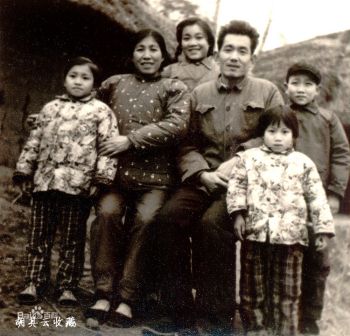 周克芹与家人在一起