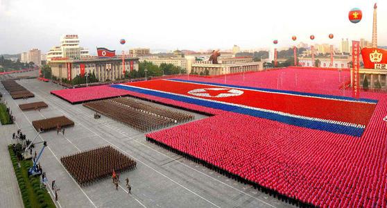 朝鲜在金日成广场举行阅兵式，庆祝建国60周年