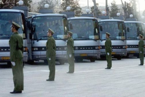 护送全国人大代表们专车驶离宾馆