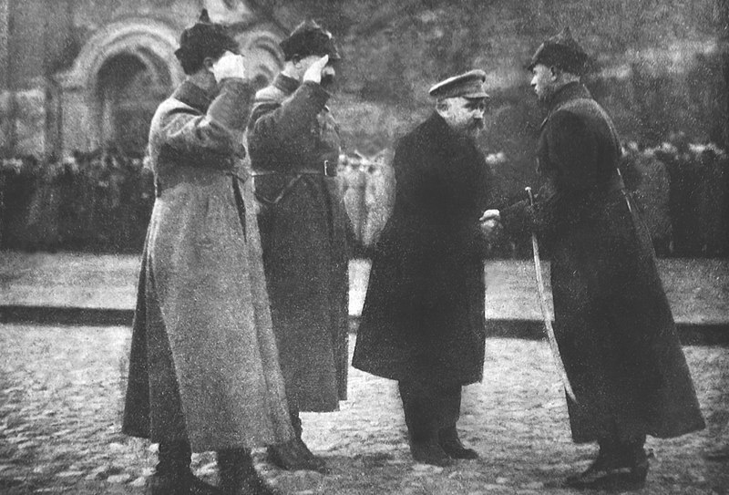 加米涅夫1923年在十月革命节接见红军将士