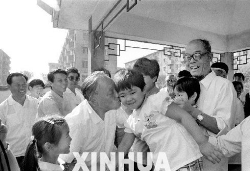 在天津咸阳北路新建居民区视察(1986.8.)