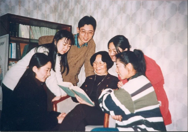 1999年，叶嘉莹在南开大学与研究生讨论