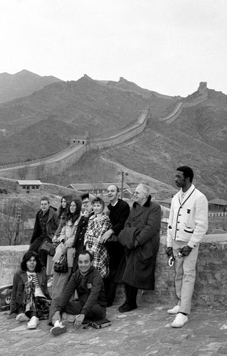首访中国的美国乒乓球代表团登上长城