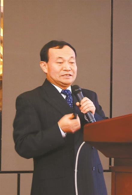俞大鹏在会议上发言