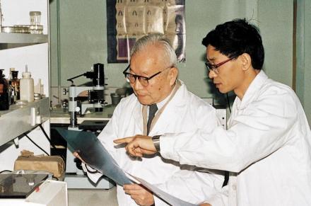 1992年，朱既明（左）在实验室指导实验
