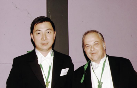 1976年，丁肇中与里希特在诺贝尔颁奖典礼上合影 