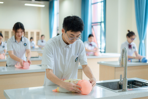 婴幼儿照护与安全健康管理实训室