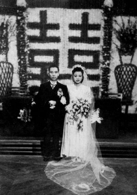1943年1月，马万祺与罗柏心喜结良缘