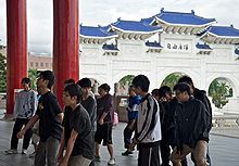 学生在戏剧院外排演