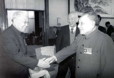邓小平会见物理学家、教育家严济慈（1988年）