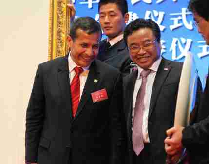 与秘鲁总统一同欣赏于成松为其绘制肖像画