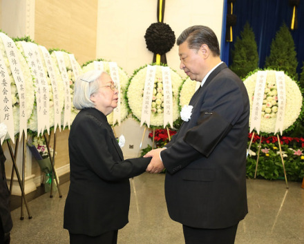 习近平与钱其琛亲属握手，表示深切慰问