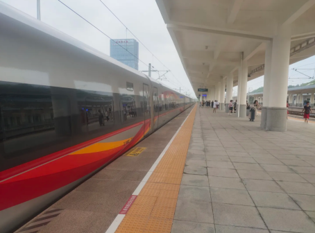 复兴号CR400BF-AZ型智能动车组停靠内江北站