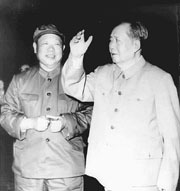 陈锡联陪同毛泽东视察沈阳军区