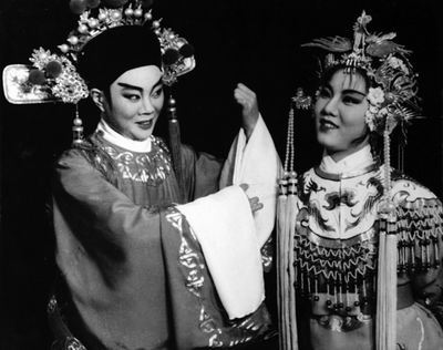范瑞娟饰郭暧 吕瑞英(右)饰生平公主