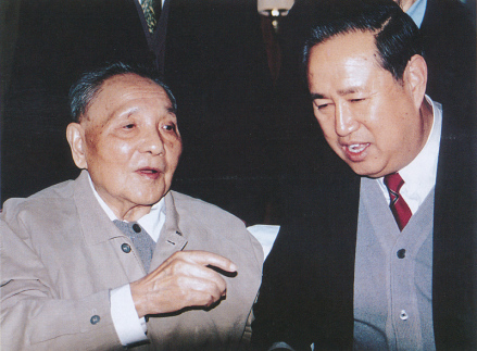 1993年12月，邓小平同志听取姜春云同志汇报山东省发展情况 