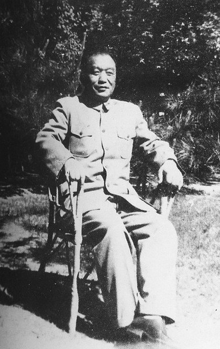 1958年，江隆基在北京大学校园留影