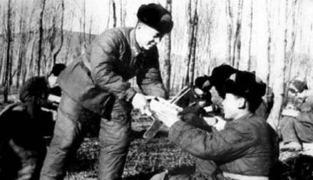 1960年雷锋给战友王延堂送饭盒。