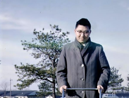1965年，丁肇中在布鲁克海文实验室外 